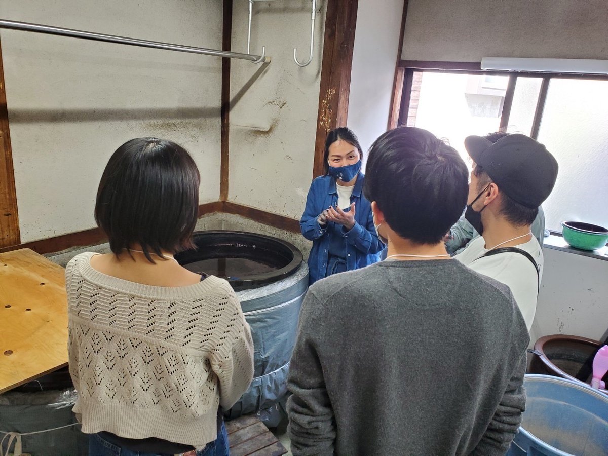 tp_careertabi's tweet photo. \藍の模様付け体験と里山巡り/

選択型体験Bでは藍染め屋aiyaの「南部歩美」さんに藍染めについてお聞きし、模様付け体験をしました！
地元の方との触れ合いを通して里山の豊かな暮らしに触れました✨
後日染めあがったものを皆さんのお宅にお届けします。
お楽しみに！！
#キャリ旅
#TRAPOL https://t.co/TbtB5q650n