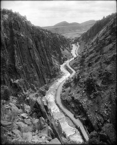 colohistory's tweet photo. View, from rim, of the "Narrows" section of Big Thompson Canyon, west of Loveland, Colorado. (1911-1920?) https://t.co/XdCnGa4nlA https://t.co/hqNRo9nfne