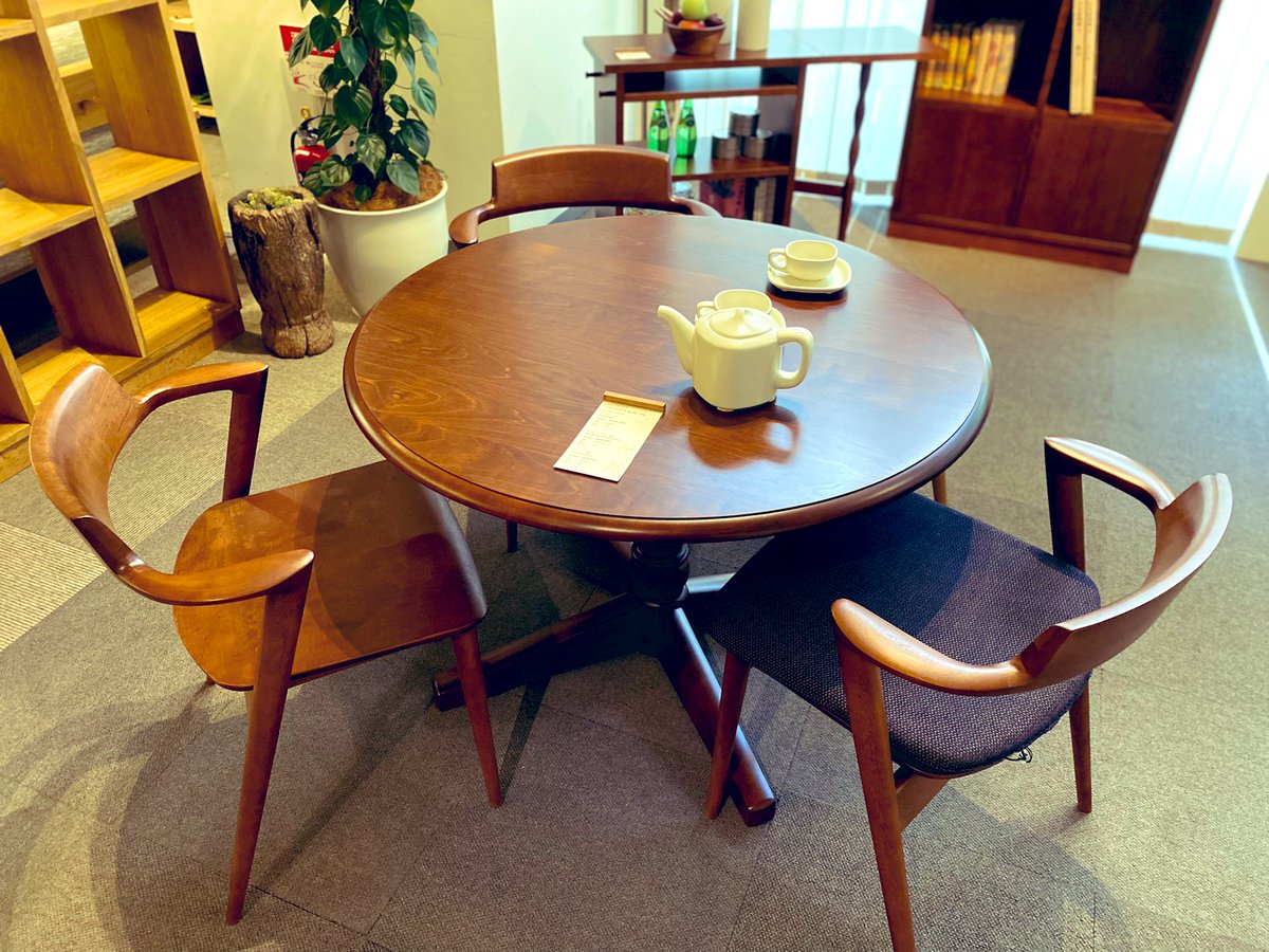 smile__eda's tweet photo. スミール桜ヶ丘施設長お気に入りのテーブル✨こちらに、入居のご検討されている方やそのご家族に座って頂いきたい❗️😌(まだ購入は決定していません)
#特養　#��居相談　#スミール荏田　#介護職　#入居契約　#たつき会　#横浜市都筑区　#施設テーブル https://t.co/b8Fg3FhlSd