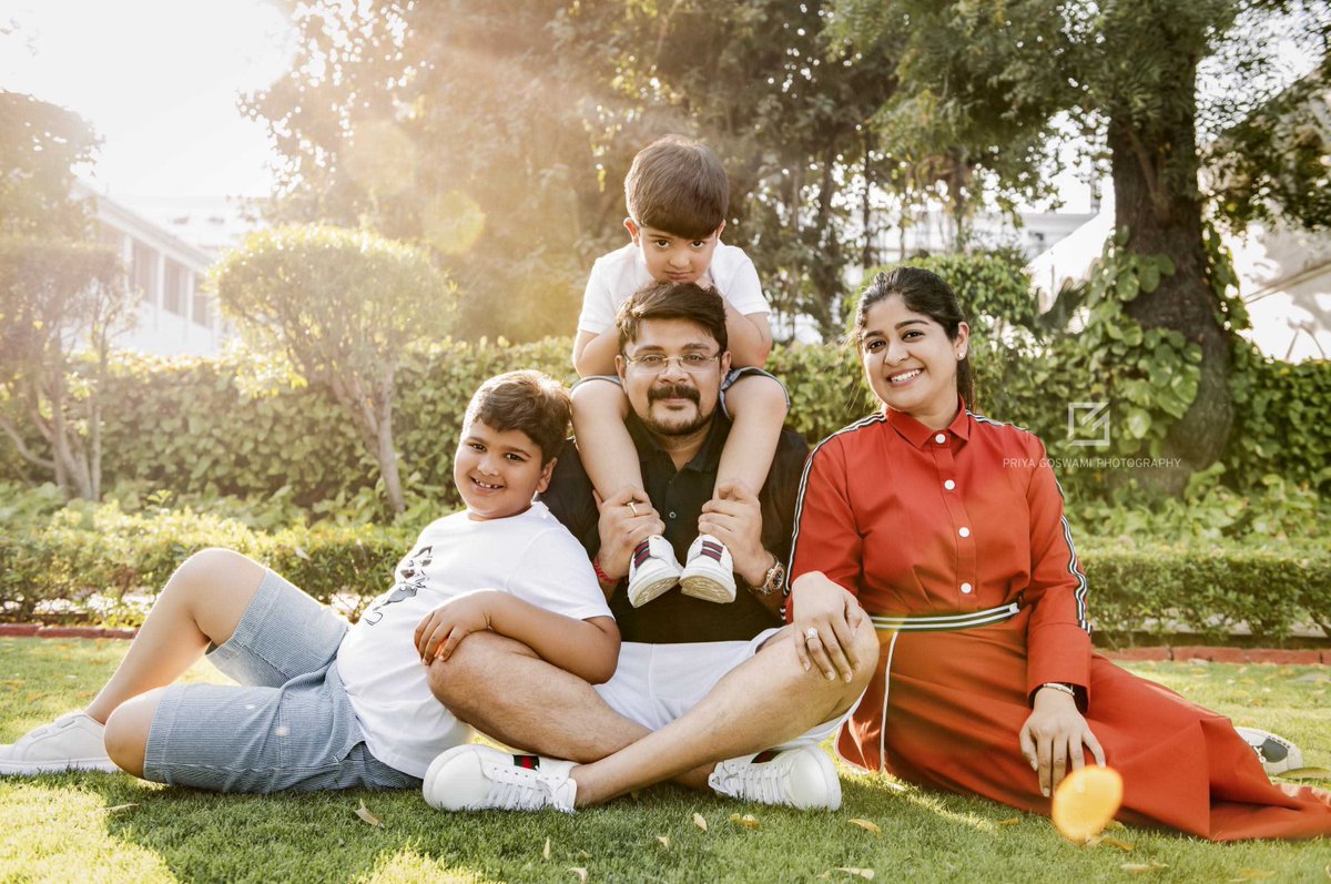 PriyaG_Official's tweet photo. 10th Anniversary celebrations with an outdoor family photoshoot. 🎊📸
Shot on Nikon D850 @nikonindiaofficial
Location @Maidens_hotel 
#priyagoswamiphotography #familyportraits #familyportraitphotographer #familyphotography #outdoors #familyphotographerdelhi 
Edited · 2w https://t.co/XBMNN8QeLY
