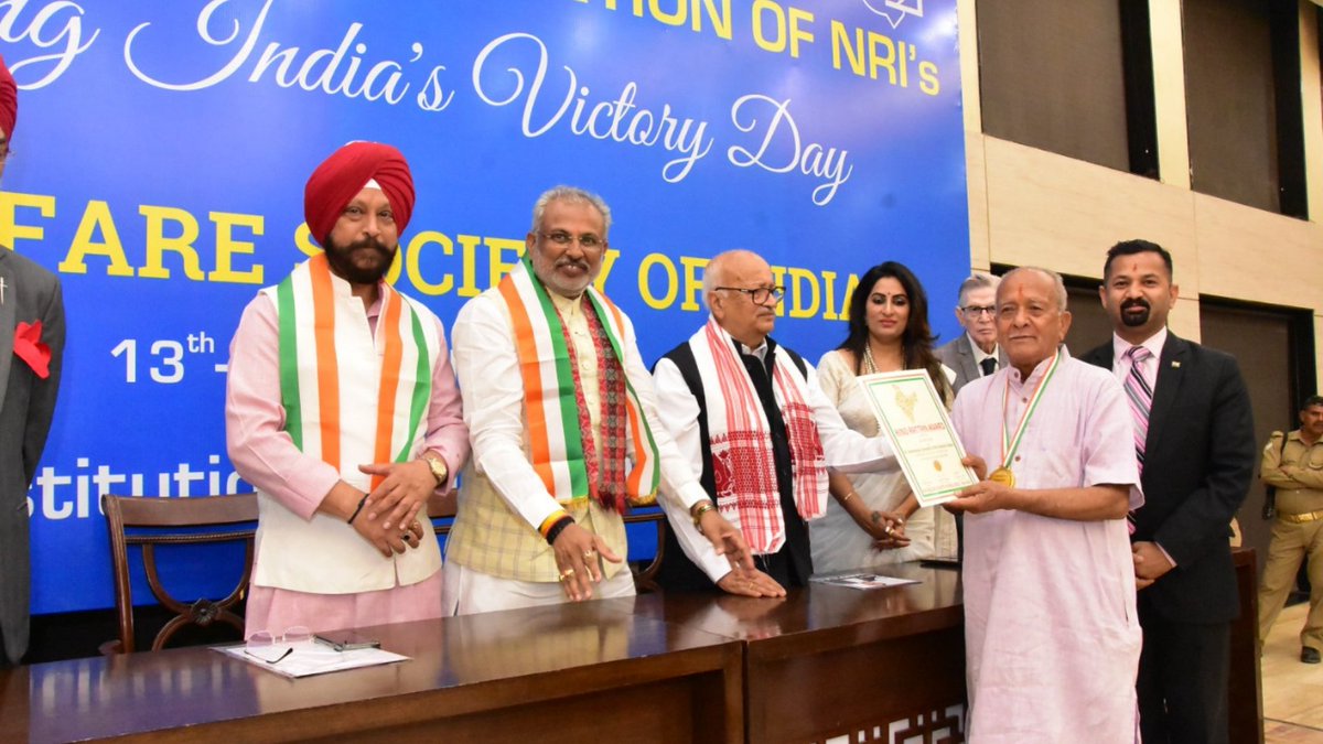 GirishPant_'s tweet image. Honoured with HIND RATTAN AWARD on 41st International Convention of Non Resident Indians by NRI Welfare Society of India on 14th April 2022.

#Humanity #SocialWorker #HumanitarianWorker #PeopleforPadma #India #UAE #COVID19 #PadmaAwards #GirishPant