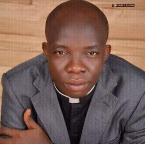 SkyTorch3's tweet photo. We set up a whatsapp group "Justuce For For Fr Timothy Ngwatu".. only to find out that its better to ask for quick trial first. Everything is shrouded in crude..bitter politics of Ebonyi state https://t.co/ovW2aTSODk
