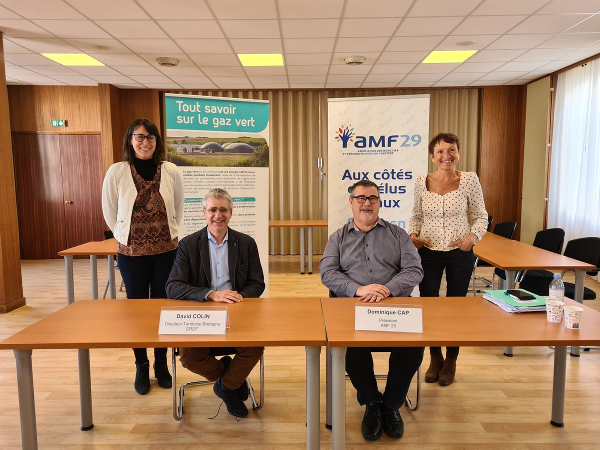 AMF_29's tweet photo. Webinaire "le gaz, une énergie au service de la transition énergétique", animé par @GRDF .
Ce fût l'occasion pour notre Président, #DominiqueCap , de renouveler le partenariat pluriannuel avec le directeur territorial Bretagne @GRDF, #DavidColin. https://t.co/ZKszNgFXtB