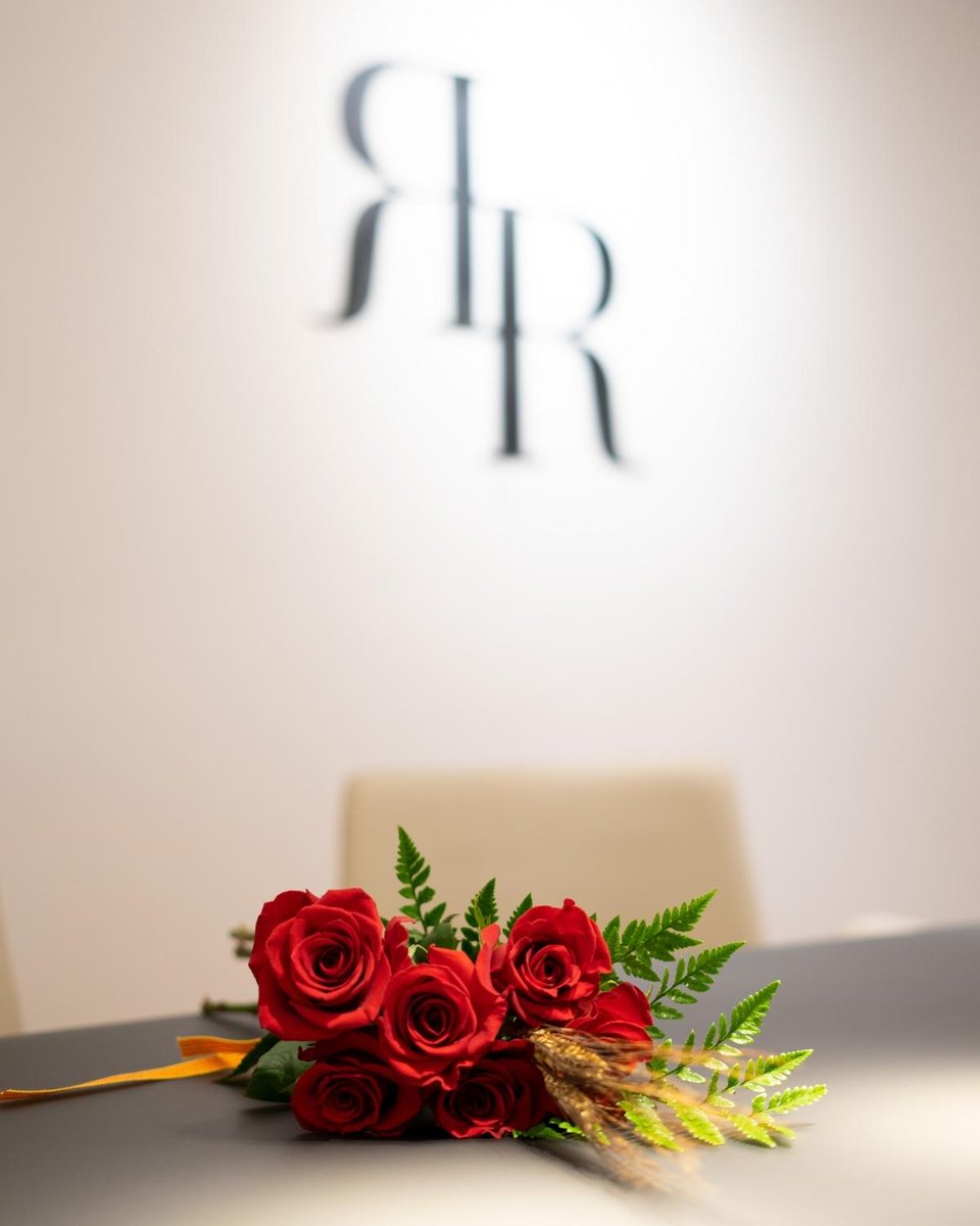 RamioAssessors's tweet photo. Ramió Assessors desitgem que gaudiu del dia més romàntic de l'any. Feliç Diada de Sant Jordi 🌹📖!

#ramioassessors #Girona #igersGirona #Catalunya #igersCatalunya #23abril #SantJordi https://t.co/zIeorBD9ct
