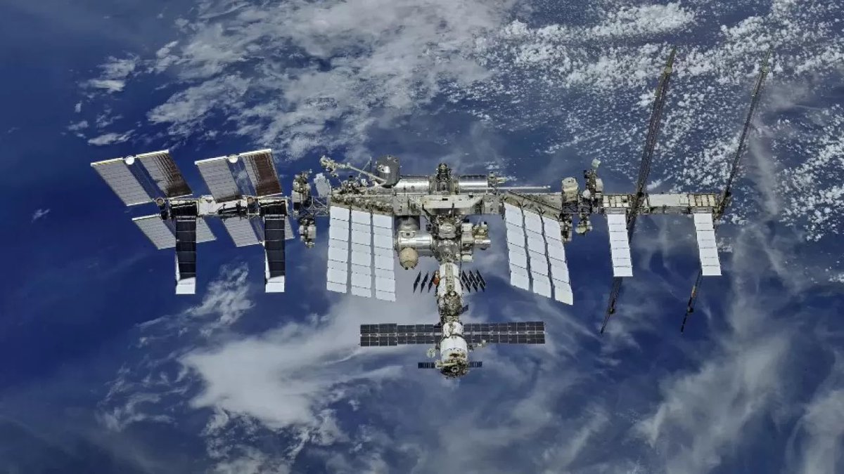 ciudadfutura's tweet photo. Los motores de la nave #ProgressMS18, acoplada al módulo Zvezdá de Segmento Ruso de la ISS, se encienden hoy a las 16:25 (hora de Moscú) para incrementar la altitud de la Estación 1,8 km. Esta vez se trata de una corrección de órbita para evitar basura espacial detectada. https://t.co/4C3T0J2BxJ