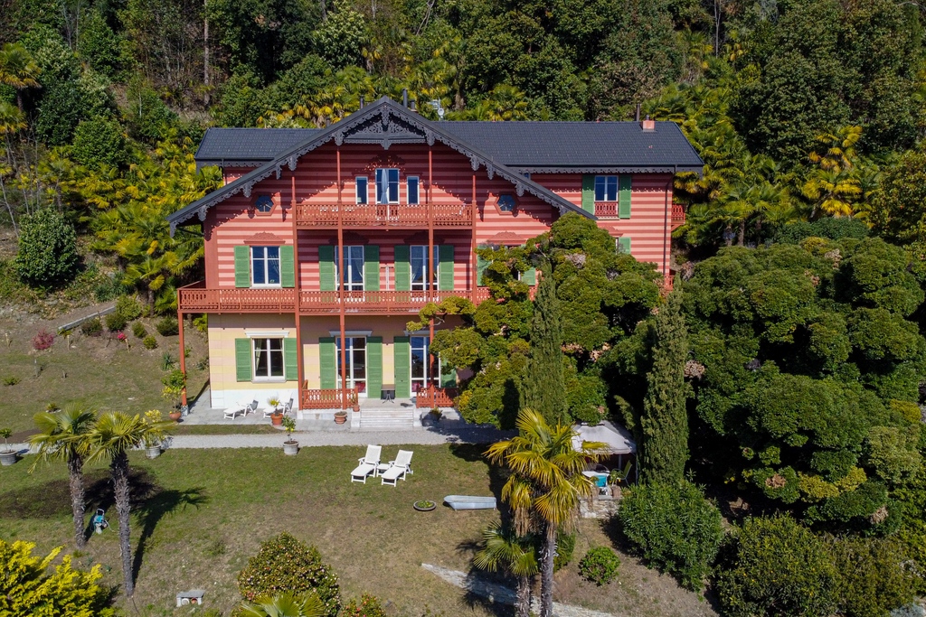 isothebysrealty's tweet photo. Start the weekend on Lake Maggiore in this charming historic villa built in 1866 immersed in a splendid botanical park characterized by huge palm trees and a splendid winter garden in the past used as orangery and lemon house.
#ItalySIR #Sothebysrealty #lakemaggiore #Ghiffa https://t.co/cvbaLdi1nn
