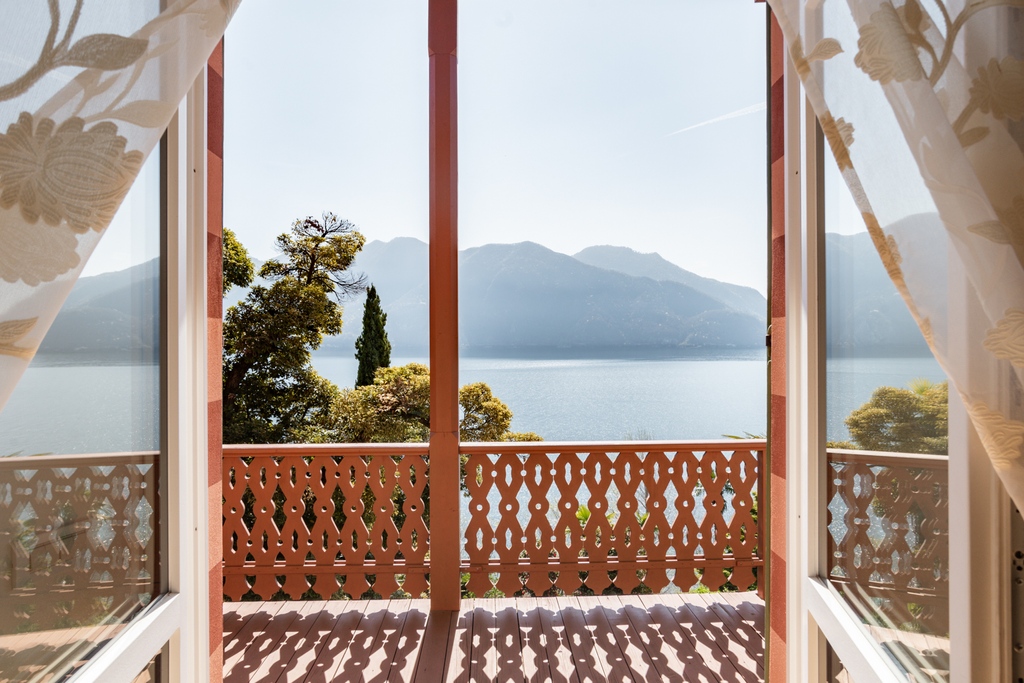 isothebysrealty's tweet photo. Start the weekend on Lake Maggiore in this charming historic villa built in 1866 immersed in a splendid botanical park characterized by huge palm trees and a splendid winter garden in the past used as orangery and lemon house.
#ItalySIR #Sothebysrealty #lakemaggiore #Ghiffa https://t.co/cvbaLdi1nn