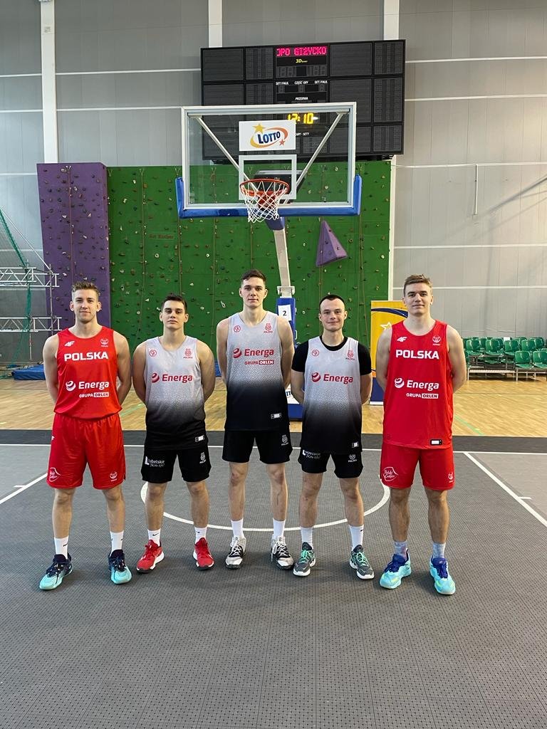 treflsopot's tweet photo. Trwa zgrupowanie @KoszKadra 3x3 U23. 🇵🇱 W gronie trzynastu powołanych najliczniejszą reprezentację klubową stanowią zawodnicy Trefla Sopot! 😎

W Giżycku trenują Mateusz Szlachetka, Łukasz Klawa, Daniel Ziółkowski, Wiktor Jaszczerski, Bartosz Olechnowicz oraz Piotr Bobka. #plkpl https://t.co/jRs931vpb0