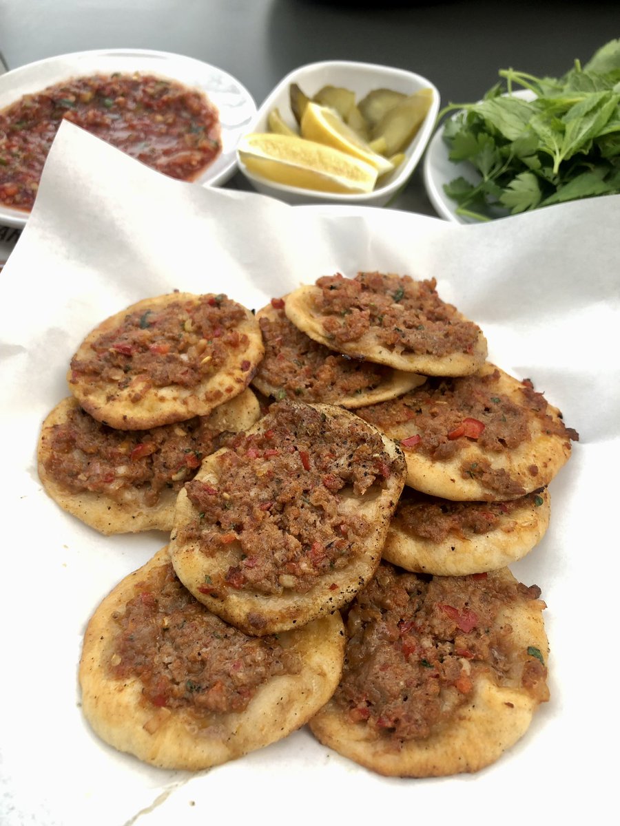 Paul_Osterlund's tweet photo. Levent Çarşı, Kuşgözü. Tarsus usulü fındık lahmacun gayet lezzetli, eti bol ve kaliteli. Tavsiye ederim 😋 https://t.co/RJOanClvUh
