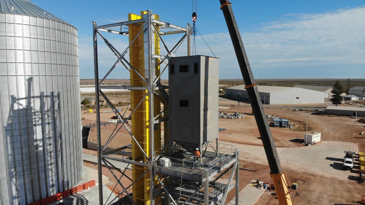 AlliedGrain's tweet photo. Remember our #Bulkweigher with the striking abrasive resistant ceramic tile liner shared earlier last month❔ Well here it is being installed! 🏗️ On site at @TPortsAus #WallarooSA #AlliedGrainSystems #GrainStorageSolutions #GrainHandlingSolutions #AGI https://t.co/0wpXXnAWhH