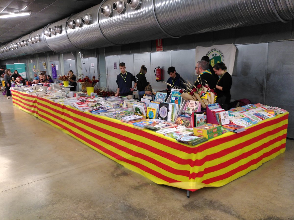amicsescoltes's tweet photo. Estem preparats a la Fàbrica Llobet amb llibres, roses i manualitats! Us hi esperem! Bon St. Jordi! 

#StJordi #DiadaSantJordi #sempreapunt #amicsescoltes #escoltisme @aemontnegre @demgirona @fceg_cat @EscoltesiGuies https://t.co/M7IihYNPjq