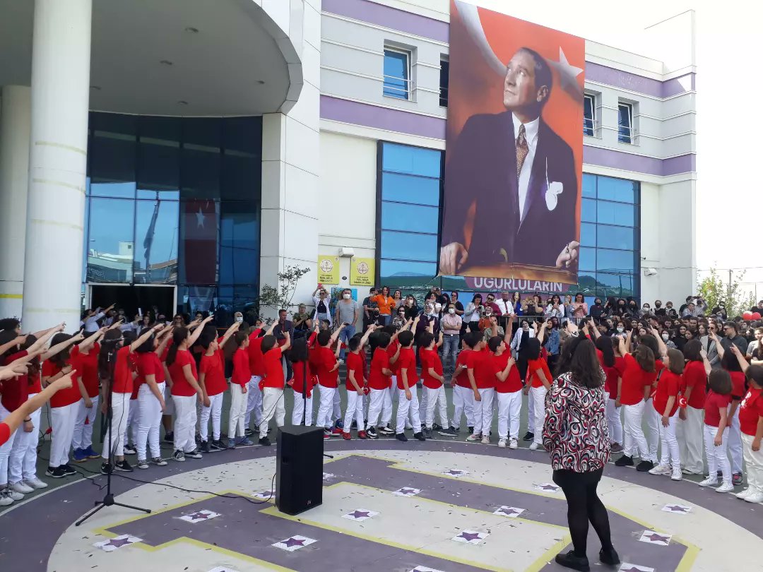 Bugünün küçükleri yarının büyükleridir.Ulu önderimiz Mustafa Kemal ATATÜRK' ün ışığında büyüyen tüm çocukların 23 Nisan Ulusal Egemenlik ve Çocuk Bayramı kutlu olsun.🇹🇷🇹🇷🇹🇷

#23NisanUlusalEgemenlikveÇocukBayramı