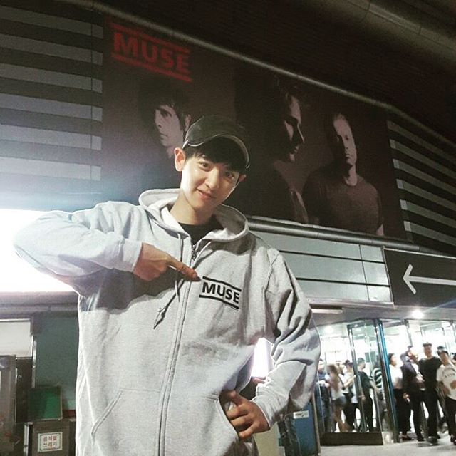 weareslavesEXO's tweet photo. @ouilees @MattBellamy is literally Chanyeol's idol🤦🏻‍♀️ He's a fan of band @museband🤦🏻‍♀️ And he was at their concert in Seoul...

Stupid🤦🏻‍♀️ https://t.co/ANjmLmXao1