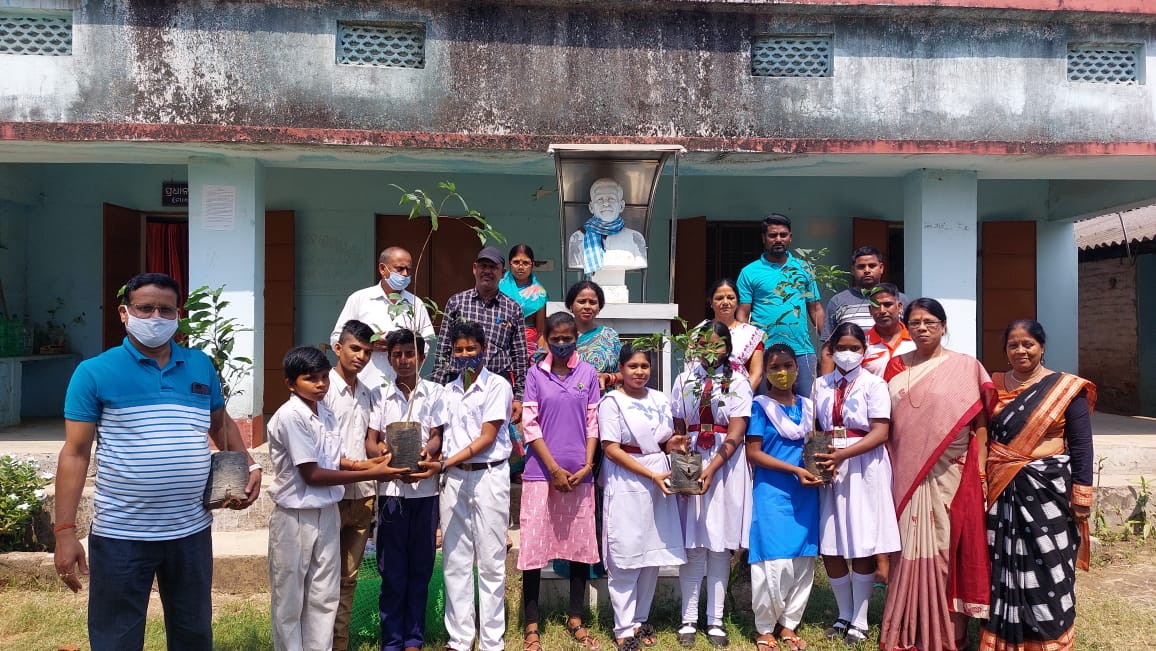UdaanBD's tweet photo. @UdaanBD observed #EarthDay2022 &amp; conducted #plantation in #SebaSikhyaNiketanaGovtHighSchool,#Bidanasi, #Cuttack, #Odisha on 22April22. Sabita Mishra,HM, faculty, students &amp; #greenvolunteers of Udaan were present. 
@CMO_Odisha
@pccfodisha
@ForestDeptt
@SMEOdisha1
@MoSchoolOdisha https://t.co/OoEfear6Oq