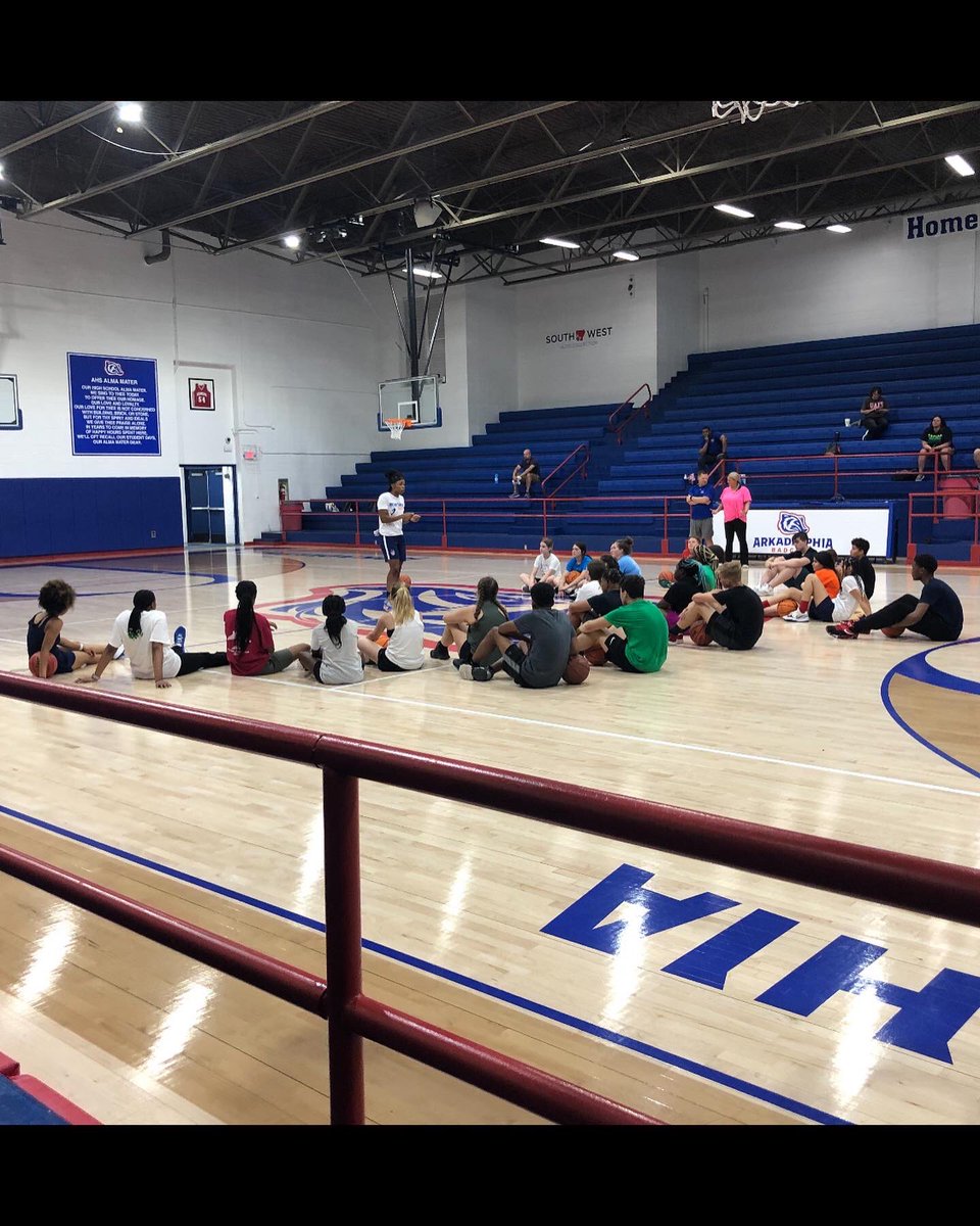 ron_baptist's tweet image. First day of @BreakthruBball Shooting/Ball Handling Camp in the books. These girls should sleep well tonight! Back at it tomorrow! #ladycoltswb #family #levelupp