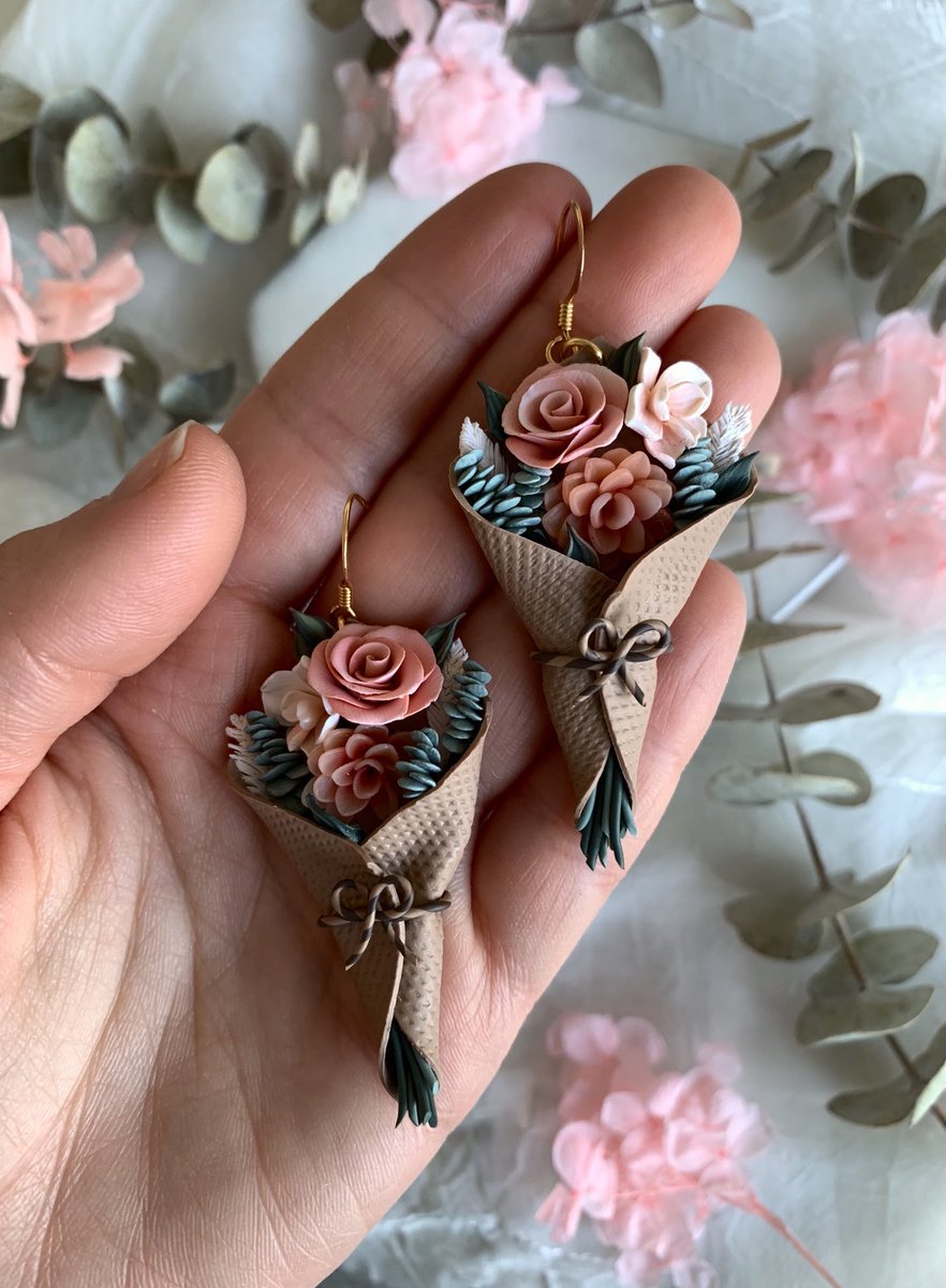 craftedbyari's tweet photo. happy earth day from your botanical clay lady 🌷🌻🌱💐✨ https://t.co/CnEVeMsaRX