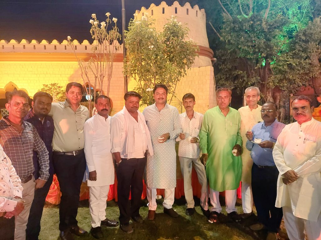 Dinesh17011978's tweet photo. श्री आर एस कुम्भकार (#VIP_NEWS चैनल #MP_CG के मालिक) की सुपुत्री सौ. संध्या के आशीर्वाद समारोह (22/04/22) में सम्मिलित हुए, वधु सौ. संध्या वर चि. अरुण को माननीय विधायक श्री राजेश प्रजापति जी व सामाजिक प्रबुद्धजनों के साथ वर वधु को शुभकामनाएं प्रेषित की। https://t.co/JEKuYHbMos