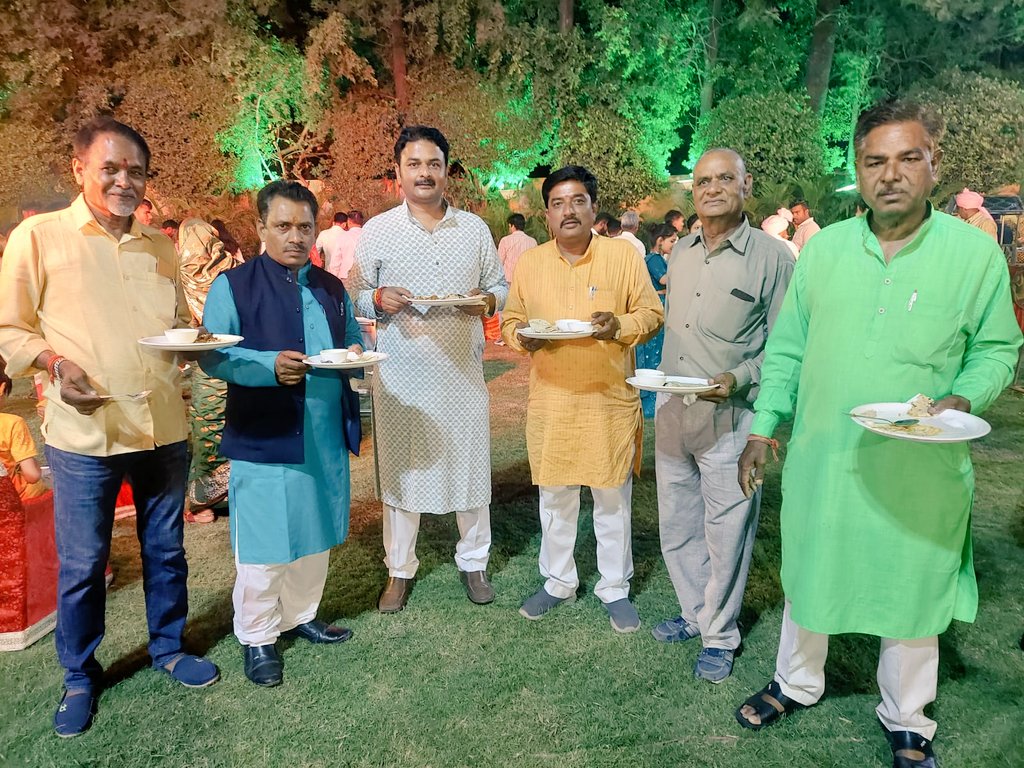 Dinesh17011978's tweet photo. श्री आर एस कुम्भकार (#VIP_NEWS चैनल #MP_CG के मालिक) की सुपुत्री सौ. संध्या के आशीर्वाद समारोह (22/04/22) में सम्मिलित हुए, वधु सौ. संध्या वर चि. अरुण को माननीय विधायक श्री राजेश प्रजापति जी व सामाजिक प्रबुद्धजनों के साथ वर वधु को शुभकामनाएं प्रेषित की। https://t.co/JEKuYHbMos