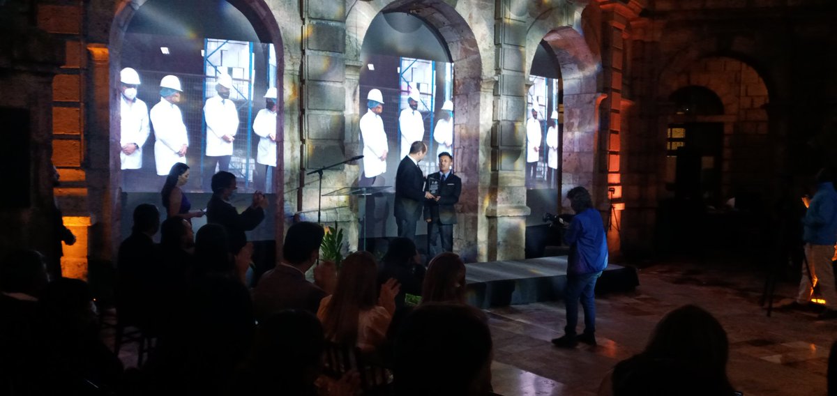 Agradecemos a <a href="/AccionSocialCue/">Acción Social Cuenca</a> por el reconocimiento que recibió la empresa, por trabajar permanente con #ResponsabilidadSocial. 

El espíritu de #Azende es la Solidaridad. 

<a href="/MunicipioCuenca/">Municipio Cuenca</a> <a href="/pedropalaciosu/">Pedro Palacios U.</a>