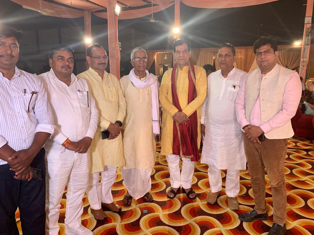 rishikantraibjp's tweet photo. कल लखनऊ में उत्तर प्रदेश सरकार के माननीय मंत्री बड़े भाई श्री ए के शर्मा जी के सुपुत्र चि० अभिनव व श्री अजयनाथ राय जी की सुपुत्री बिटिया दीपिका के दांपत्य जीवन के शुभ अवसर में सहभागिता..
बच्चों को शुभाशीष......💐💐
@aksharmaBharat
#rishikantrai #bjplalganj
#HamaraUP https://t.co/Gftu095cg1