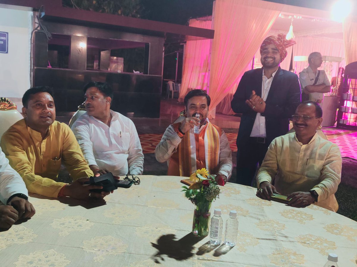 rishikantraibjp's tweet photo. कल लखनऊ में उत्तर प्रदेश सरकार के माननीय मंत्री बड़े भाई श्री ए के शर्मा जी के सुपुत्र चि० अभिनव व श्री अजयनाथ राय जी की सुपुत्री बिटिया दीपिका के दांपत्य जीवन के शुभ अवसर में सहभागिता..
बच्चों को शुभाशीष......💐💐
@aksharmaBharat
#rishikantrai #bjplalganj
#HamaraUP https://t.co/Gftu095cg1