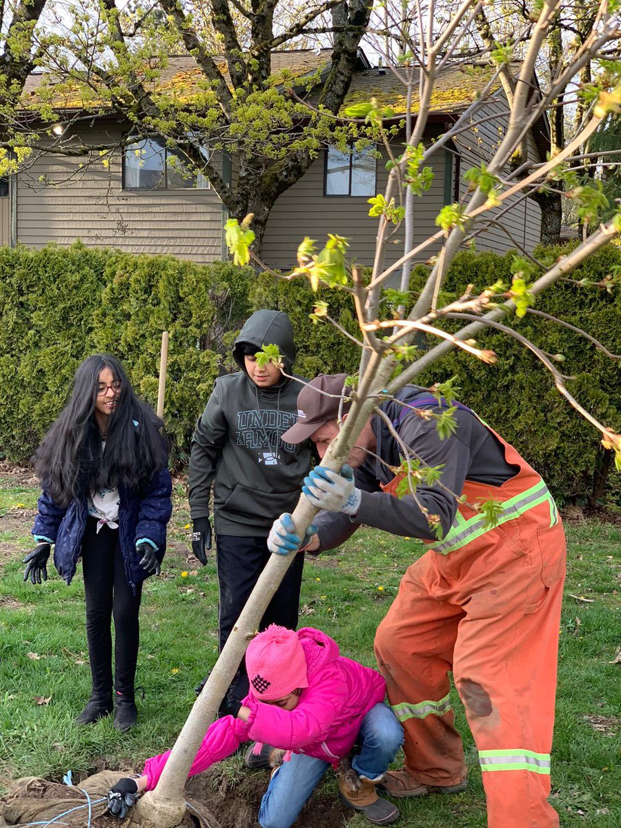 KidsPlayFounda1's tweet photo. The KidsPlay #operationgreen team has been working hard educating youth on protecting the environment, restoring damaged ecosystems and living a more sustainable life. Through our programs, our youth are planting trees, initiating recycling efforts, and helping with  cleanups. https://t.co/fLBbK7OSzn