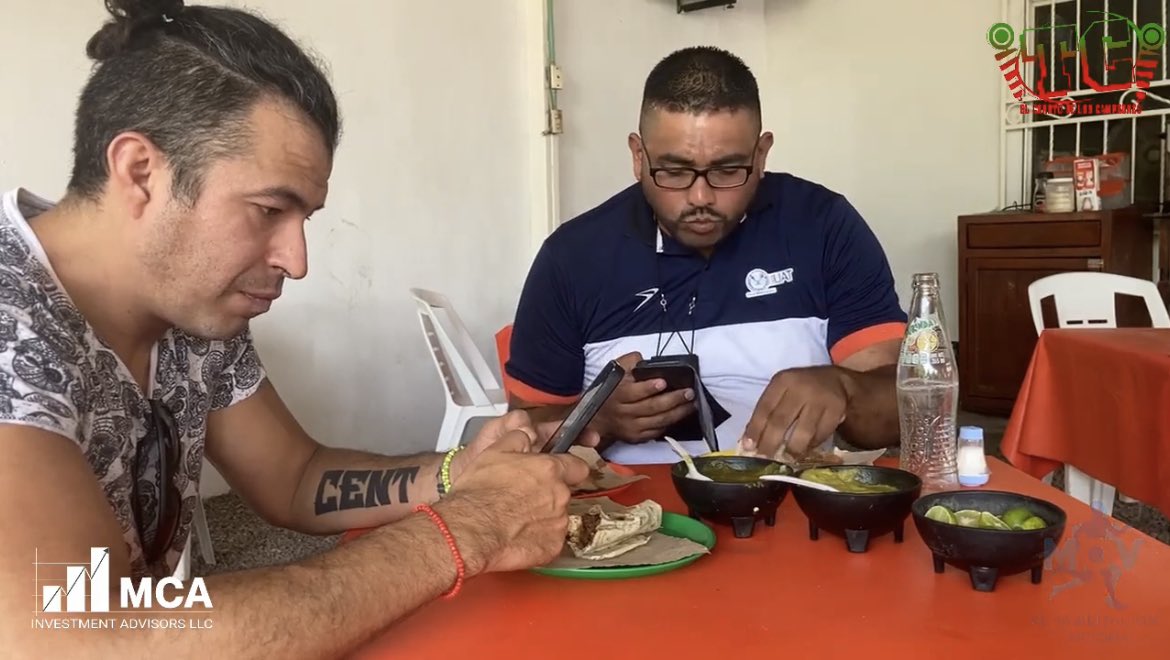 Senteins's tweet photo. A donde fueres, haz lo que vieres 👀

Gracias Coach 🎧 @ElDiarioSSS por el #SoyTuFat🐷 en Ciudad Victoria, siempre un placer compartir los sagrados alimentos.

📲 https://t.co/FXjKfExL8z

Éxito en esta nueva etapa… 💪🏻

#BuenViernes😃
#HablemosDeFootball🗣🏈 https://t.co/xv9c5qUeZ3