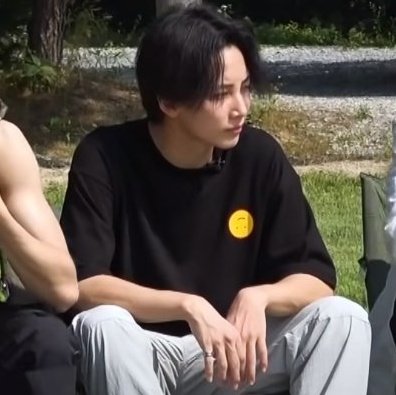 jeonghanszone's tweet photo. the way this jeonghan still lives in my mind rent free 🖤🙃 @pledis_17 https://t.co/JjkUF8EefJ