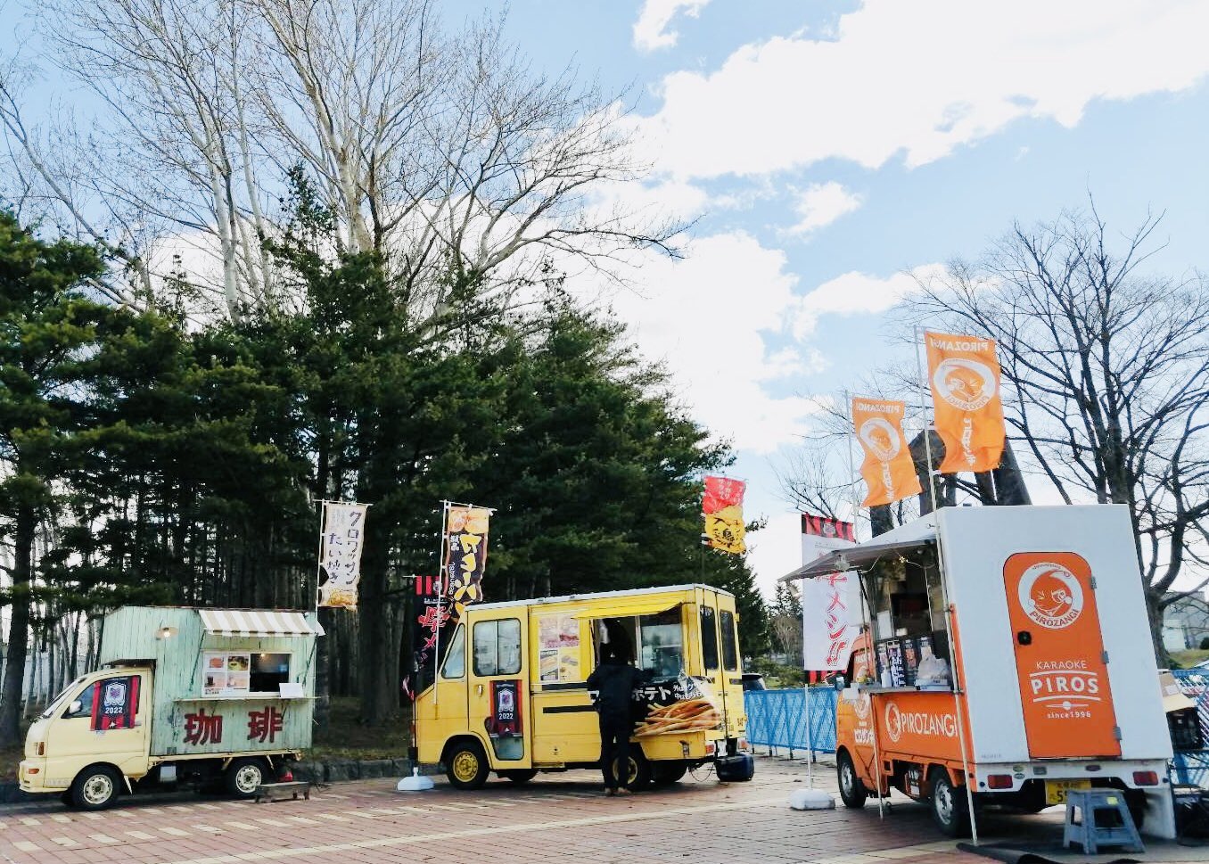 Captain 地元厚別で北海道コンサドーレ 札幌の試合に出店させてもらえるのは 特別な想いがある ピロスと同じ1996年生まれ 自分も試合を観に行ってた厚別競技場で 沢山のサポーターの皆さんがピロザンギを持ってる写真を眺めながら 何か一人で感動してる Captain 地元厚別で北海道コンサドーレ 札幌の試合に出店させてもらえるのは 特別な想いがある ピロスと同じ1996年生まれ 自分も試合を観に行ってた厚別競技場で 沢山のサポーターの皆さんがピロザンギを持ってる写真を眺めながら 何か一人で感動してる