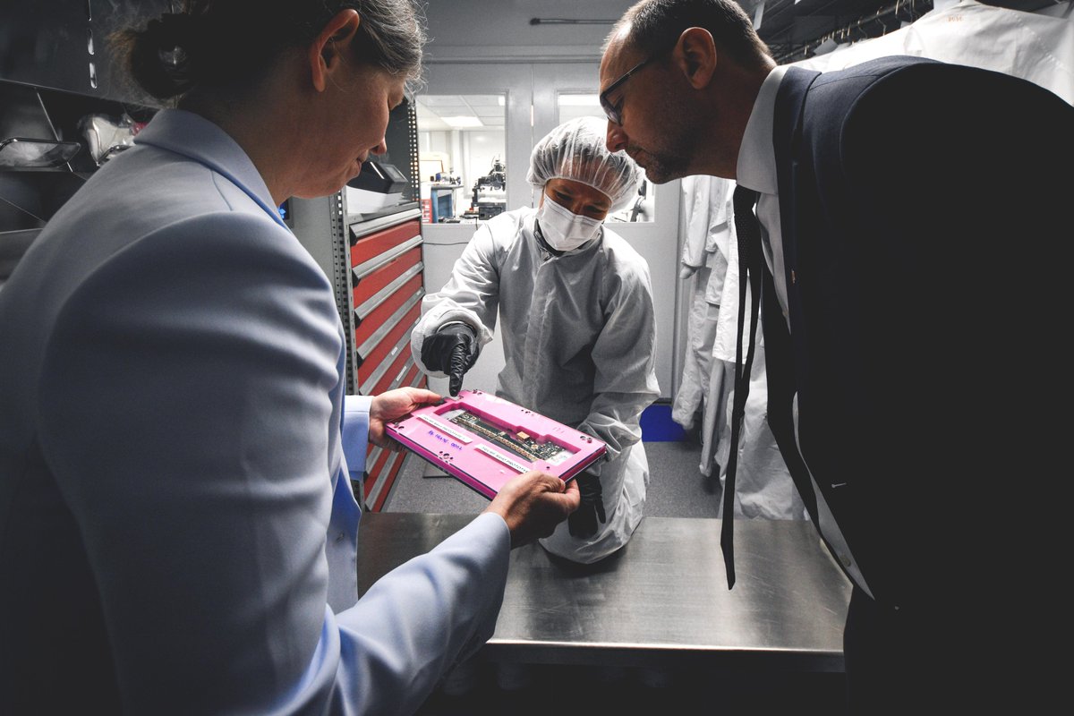 "This is exciting for TRIUMF, for Canadians, and for the entire ATLAS collaboration."

After more than 3 years, twin proton beams are once again circulating the 27-kilometre ring of the Large Hadron Collider at <a href="/CERN/">CERN</a>.

It's official: we are #restartingLHC

triumf.ca/current-events…