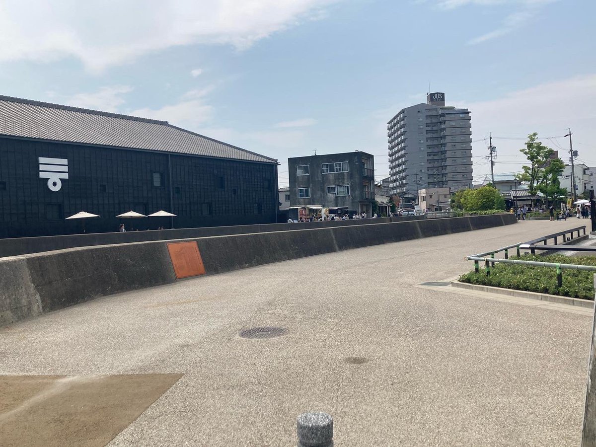 t_kuze's tweet photo. HOTORIｂｒｕｎｃｈ
ホトリブランチ
半田運河で、１４時まで。

大変気持ちの良い気候です。程よい賑わいかな？（写真は、なるべく人が写らないようにしています）

時間がなかったのでほぼ素通りでしたので、今度はゆっくりしたいな、と思います。 https://t.co/7M517YIpwE