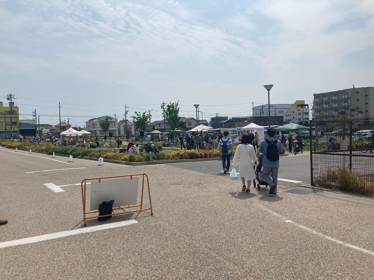 t_kuze's tweet photo. HOTORIｂｒｕｎｃｈ
ホトリブランチ
半田運河で、１４時まで。

大変気持ちの良い気候です。程よい賑わいかな？（写真は、なるべく人が写らないようにしています）

時間がなかったのでほぼ素通りでしたので、今度はゆっくりしたいな、と思います。 https://t.co/7M517YIpwE