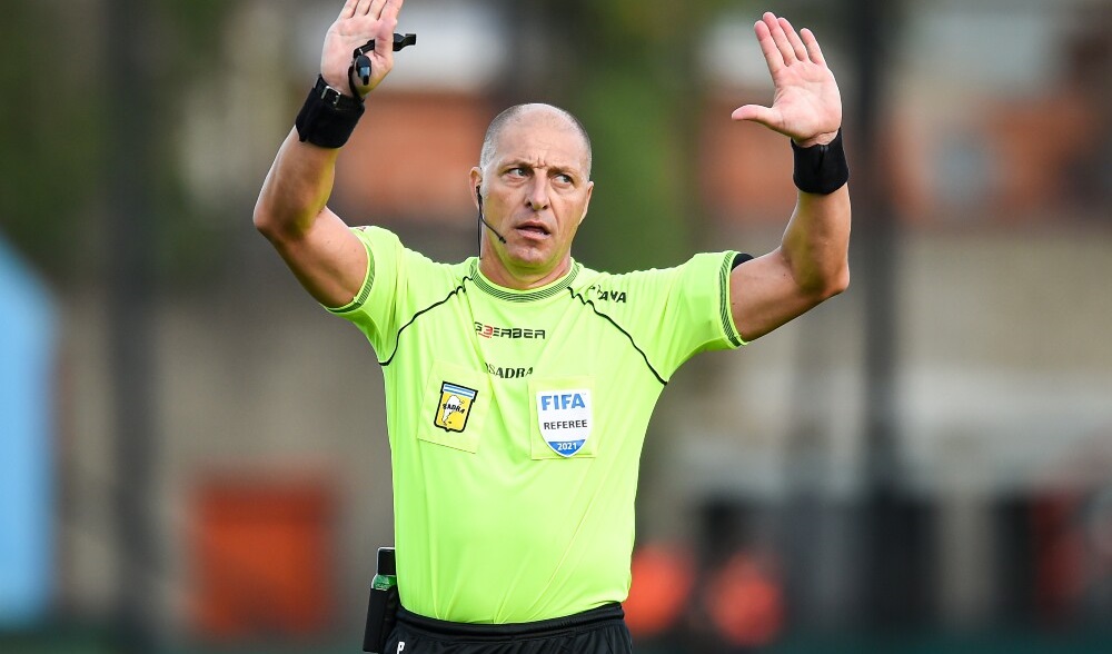AsoneDominique's tweet photo. La corrupción del fútbol Argentino está a otro nivel. El arbitraje de hoy de Pitana entre Estudiantes y Colon simplemente marca lo que hace más de 60 años se ve en el fútbol Argentino. Lo de hoy fue... simplemente... un SIN PALABRAS. https://t.co/9sz1WNA85r