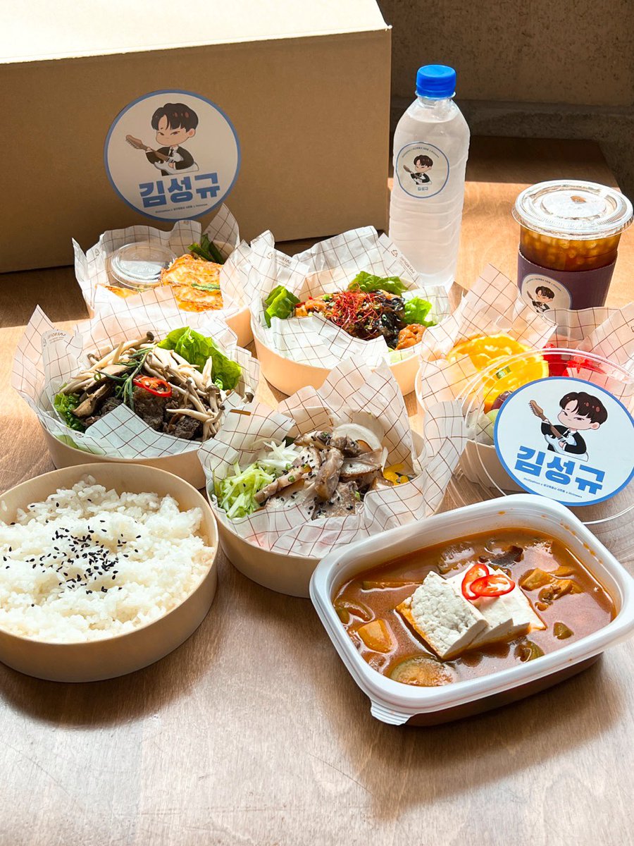 ifntfashion's tweet photo. 🌟Kim SungKyu Donation Support🌟
Day 2 Lunch was dropped off for Sunggyu and the band along with some gifts! Once again thank you so much to all donators for making this event successful 🤩 https://t.co/0kfjoDgNAD