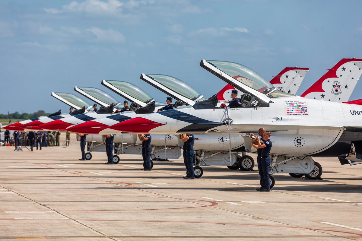 JK_Multimedia's tweet photo. USAF Thunderbirds at Randolph AFB today. 

#airforce #thunderbirds #military #airshow #aircraft #airshowphotography #USAF https://t.co/YJp6xOGe7O