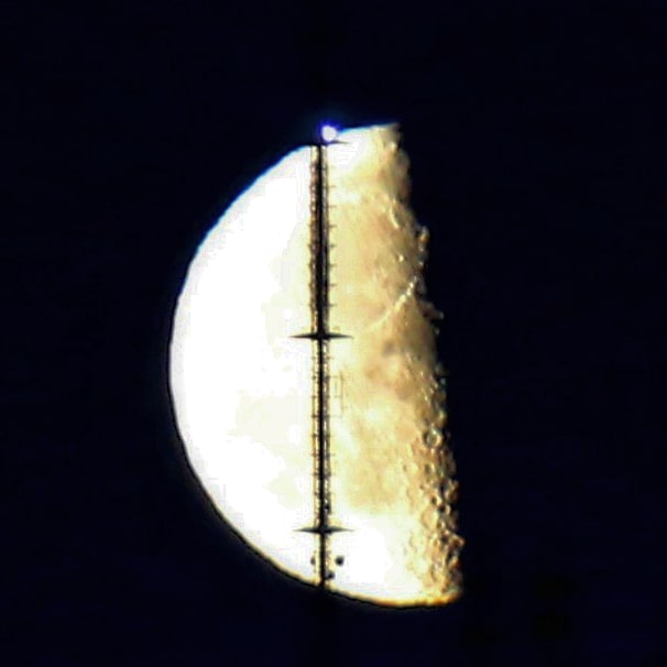 gerryodonnell0's tweet photo. Moonrise.
Waiting for @Lillylatelee to beam into my kitchen 😁
Moon rises Behind @rte TV and @RTERadio1 transmission mast in North Sligo.
#truskmore #moon #Sligo https://t.co/UdGe5doa97
