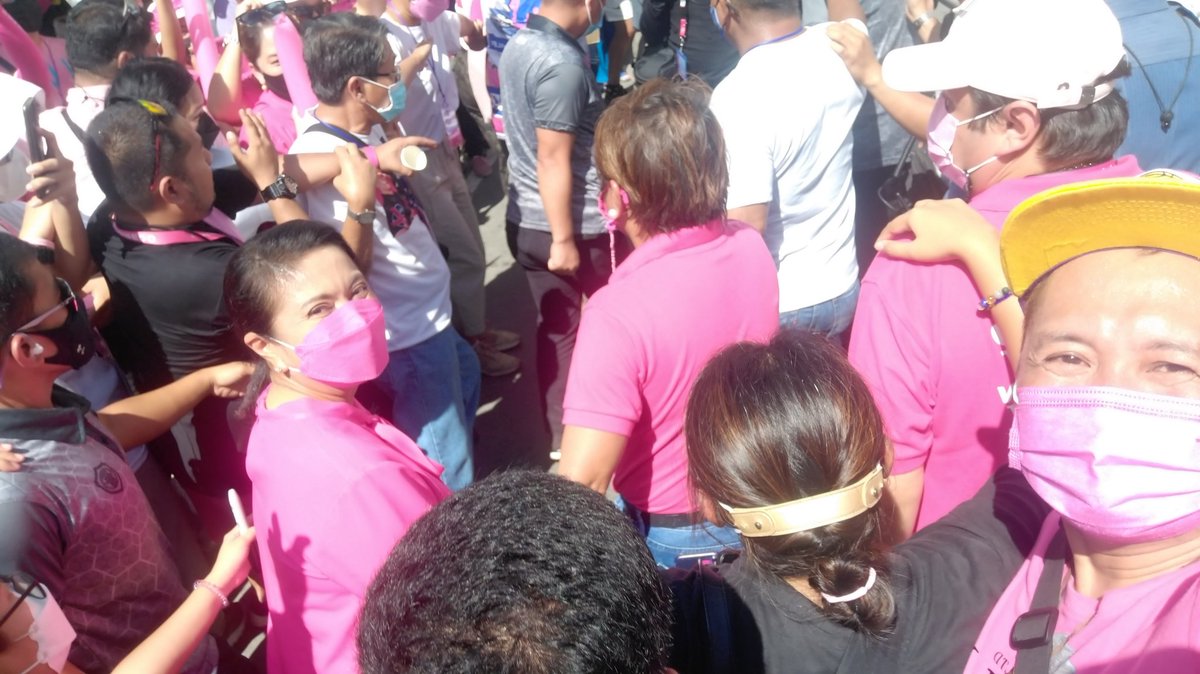 itsmejonathan21's tweet photo. Papunta palang tau sa exciting part... 💗 Happy Birthday VP @lenirobredo  our future Philippine President. 🌷🌸🇵🇭

#PasayIsPink 
#IpanloNa10To 
#ArawNa10Ito 
#LetLeniLead 
#GwapoForLeni 
#LiwanagSaDilim https://t.co/zc3kKYvs0k