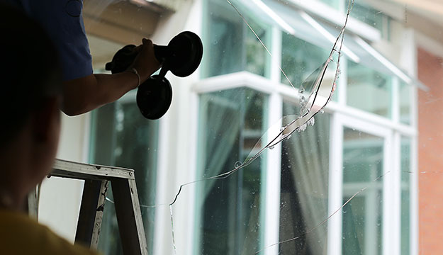 InstallTn's tweet photo. Dealing with an emergency &amp; need #GlassRepair as soon as possible? Call the professionals at TN Glass Install LLC for emergency window glass repair at affordable prices.

Request a quote online today. #WindowGlassRepair #GlassRepairTacoma https://t.co/bqEId689kx https://t.co/8v772WHV4S