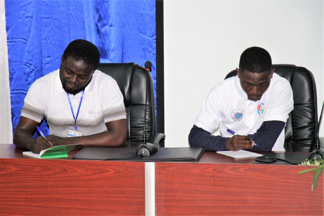 MardocheAzon's tweet photo. Au 6ieme colloque du #ProgrammeNationaldeluttecontrelePaludisme, nous @santinelles avons communiqué sur l'analyse #spatiotemporelle du paludisme en #CôtedIvoire de 2015 à 2019.
Par 2 indices d'analyses spatiales #Moran et #LISA nous avons montré que l'ouest du pays est #HiGH_HIGH https://t.co/TYEbaKhaSr