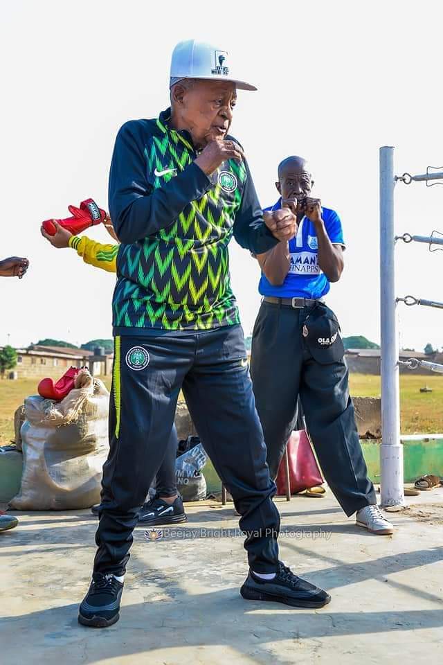 OpeyemiAyoola01's tweet photo. Igi dá, Ilé Erin wó.
Àfèrèmòjò kú, enu iṣà ńṣọ̀fò.

We've all owed it a debt that one day, everything will be left behind including our influence... So do good!

Goodnight the Alaafin Of Oyo.
Rest in peace. https://t.co/NDLIGKTylL
