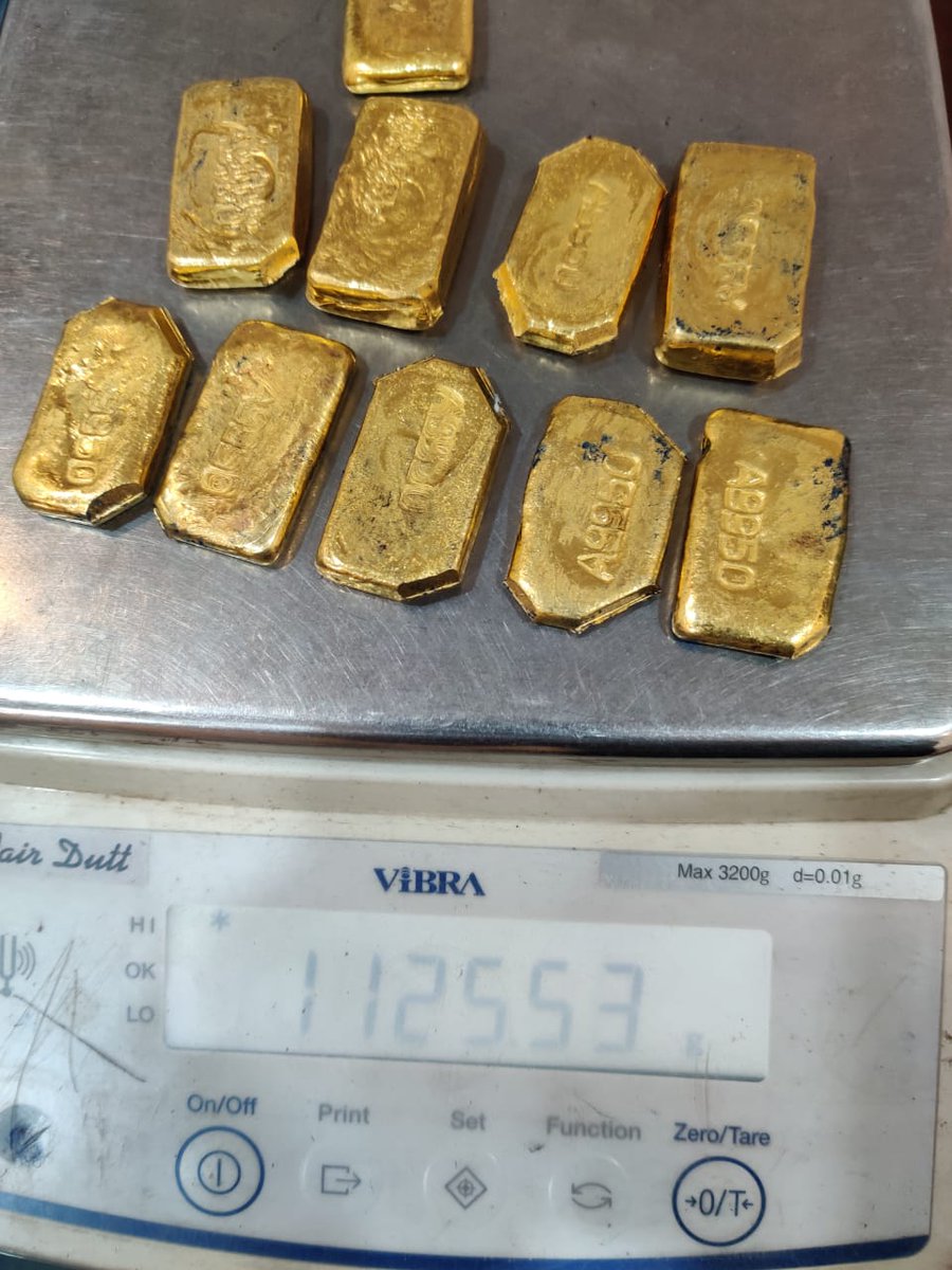kolkata_customs's tweet photo. Acting on specific intelligence officers of #PreventiveCommWB on 22.4.22 intercepted a person near #HowrahBridge approach area of #Kolkata &amp; recovered 10pcs crude #goldbiscuits of #foreignorigin (1125gms) worth ₹56lakhs from his possession @cbic_india @PIBKolkata @DDBanglaNews https://t.co/0t6NHDlMjl