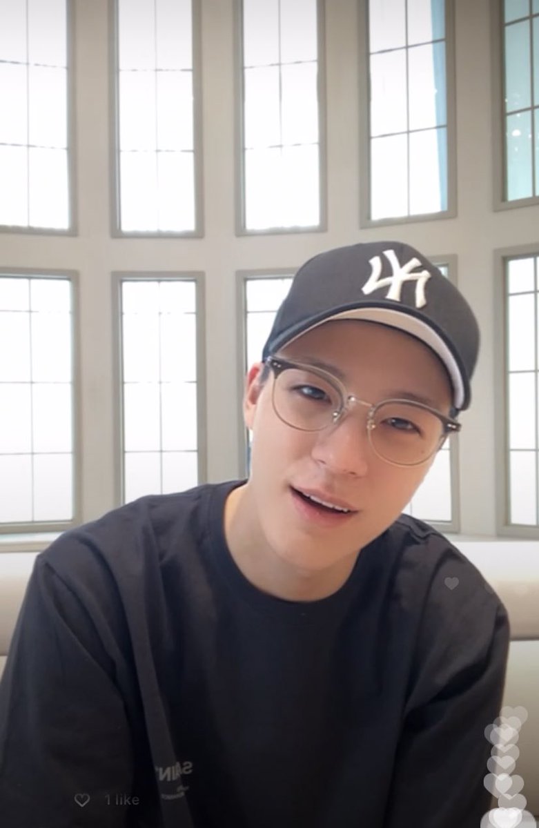 LJNFEED's tweet photo. jeno with specs 🫠 https://t.co/IR6sCztoMe