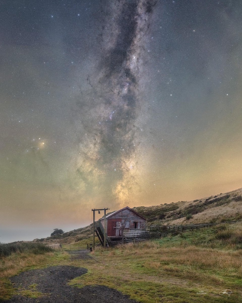 redditSpaceView's tweet photo. The Milky Way rising over an abandoned barn https://t.co/clhNwwTp9W