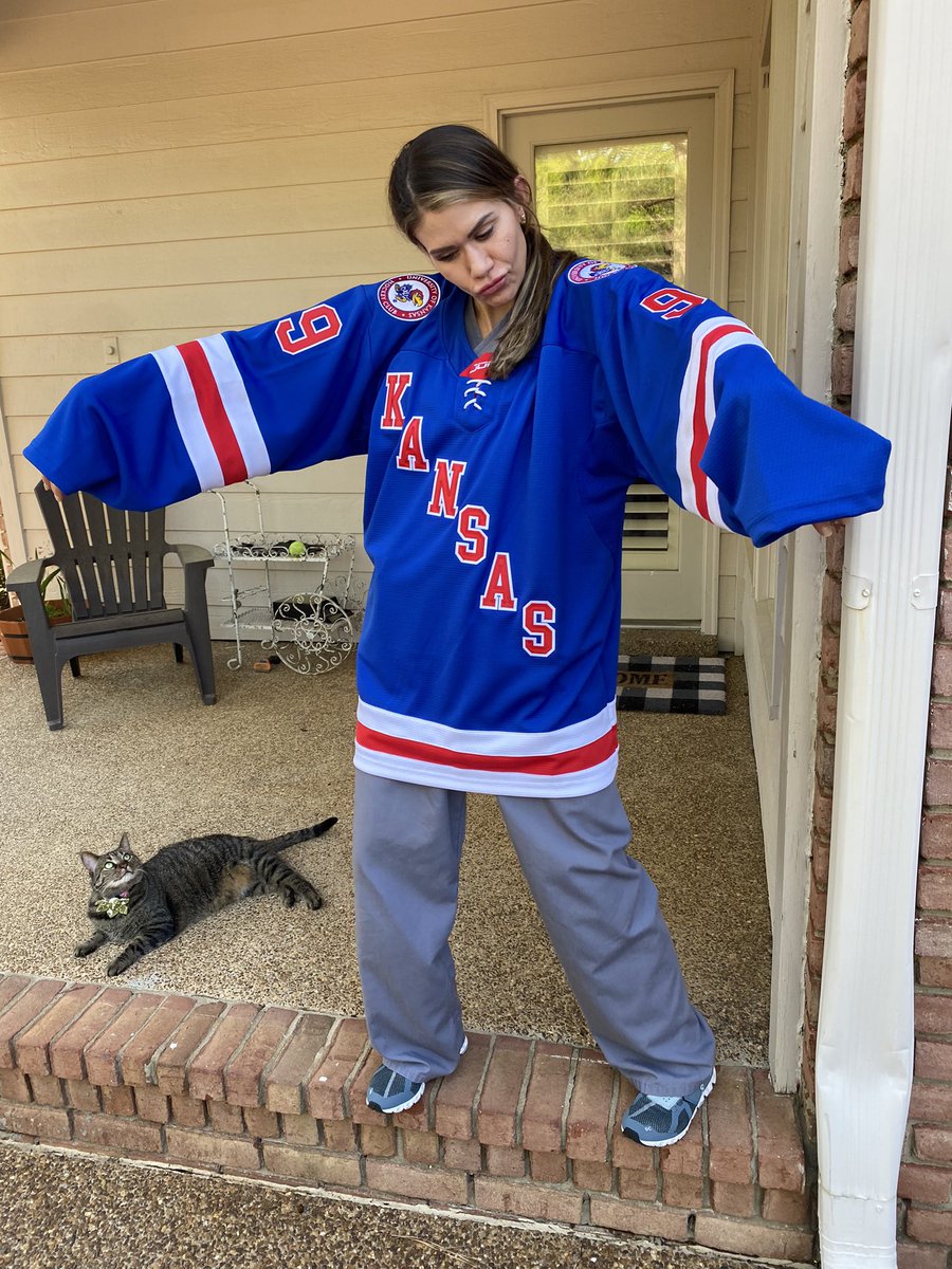 ewiedower's tweet photo. The cat wants one too! @JayhawkHockey @KUAthletics https://t.co/pjNBgXJ4aN