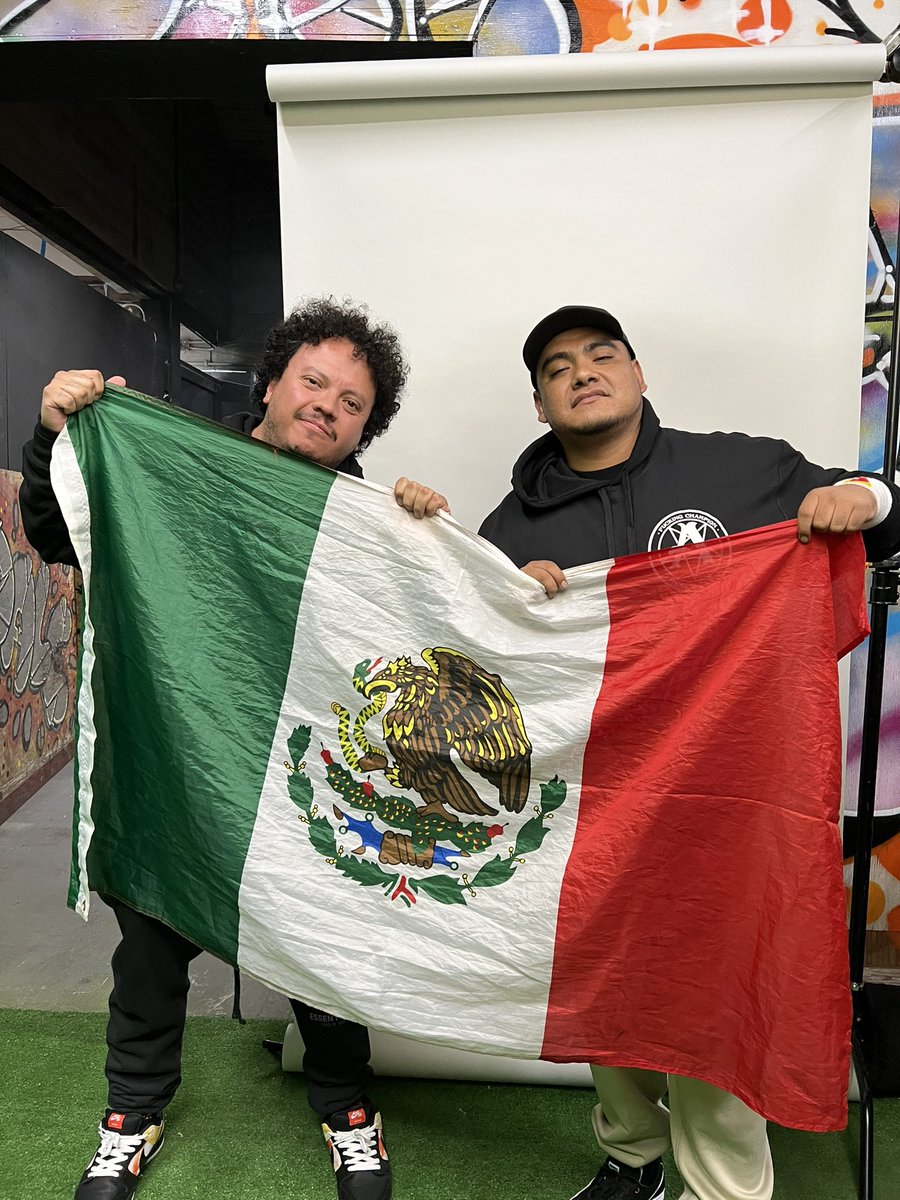 elchok's tweet photo. “Se llama Mauricio Hernández pero, se escribe  @aczino hasta arriba en letras GRANDES… ¡VIVA MEXICO CABRONES! #ThePrelude #Aczino https://t.co/OMnerplcNN