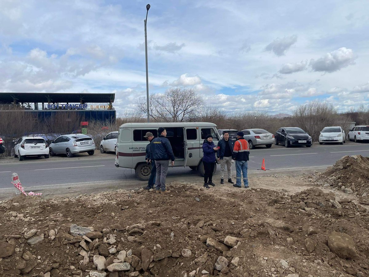 🌏✅ Богдхан уулын дархан цаазат газрын Их тэнгэрийн амны "Бичигт хад"-ны дурсгалын орчны тохижилтын ажил хийгдэж байна. Тус газар Нийслэлийн хөрөнгө оруулалтаар аялагч, жуулчдад зориулсан авто зогсоол бүхий явган зам, үзвэр үзэх тавцан, зураг авах тавцан хийгдэж байна.