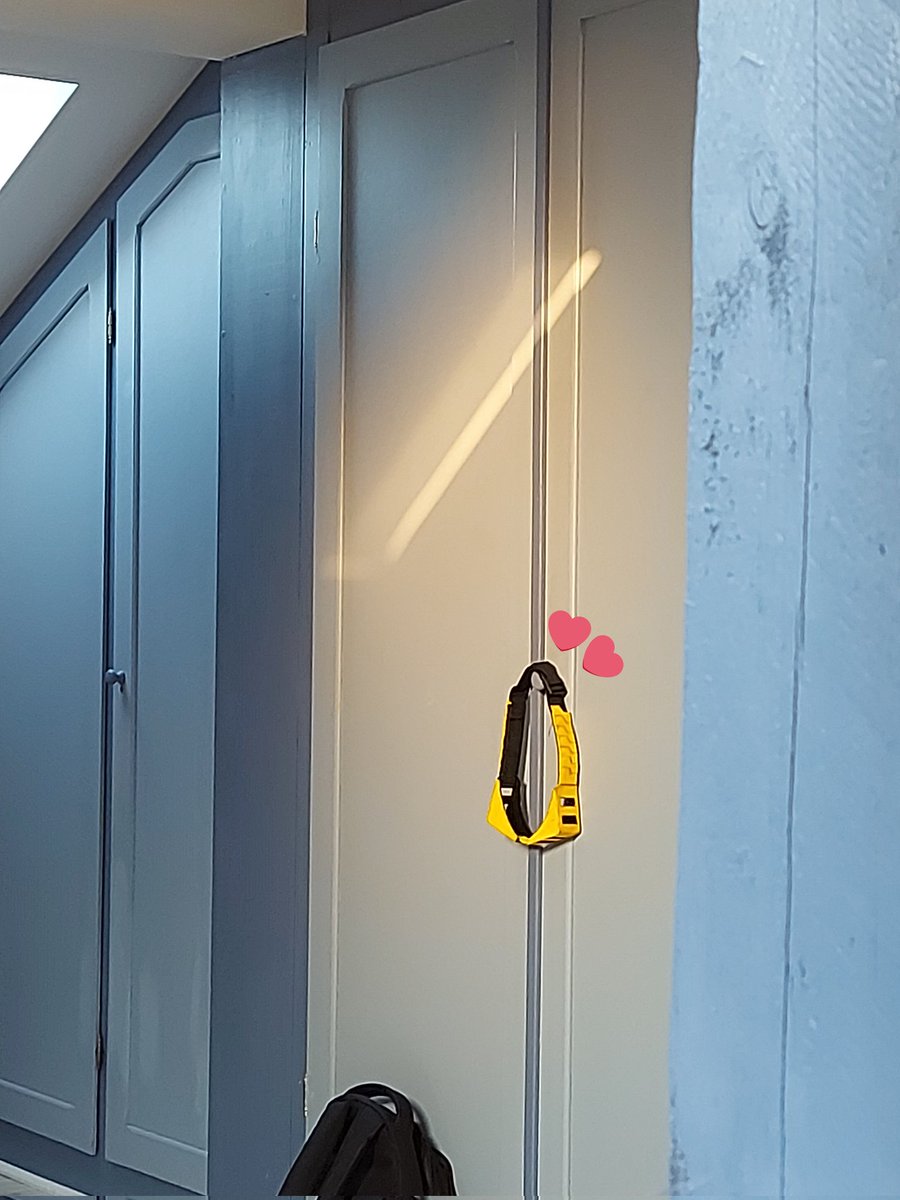 WN//: 
IM ALIVE 🤩
I'm so sorry for disappearing, too much happened irl and then I got busy with making Aizawas cosplay for today's con and just went poof on sns. 😅
Here's my goggles tho cuz I'm hella proud of them. 👓✨
Returning to being active next week! 👍👍