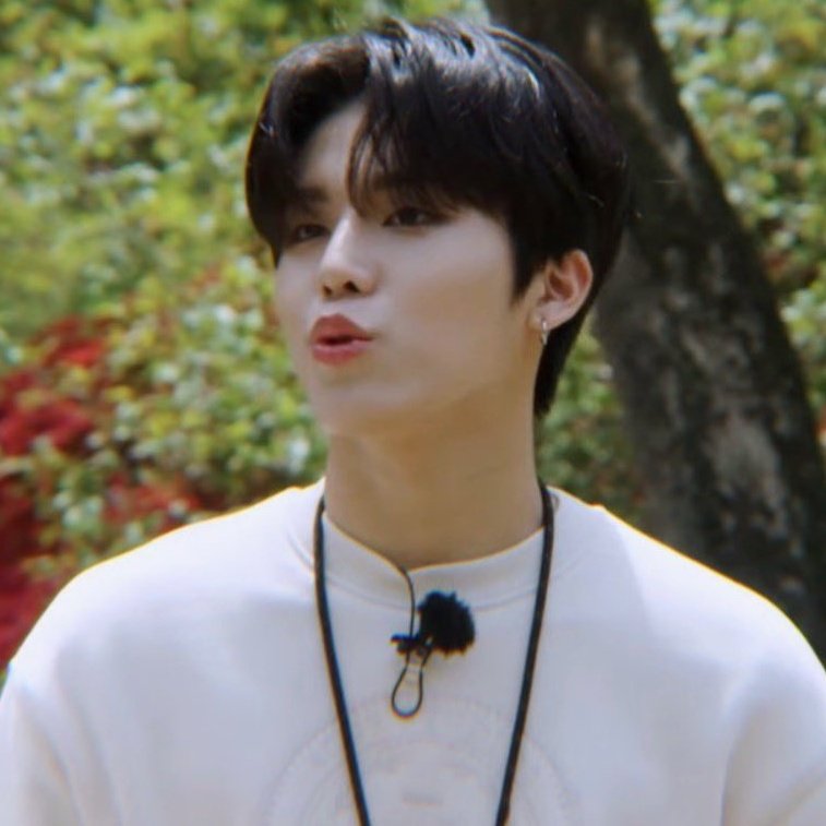 Kyung😗                                    Jeong😗

#DOHKYUNGSOO #PARKJEONGWOO #EXO #TREASURE