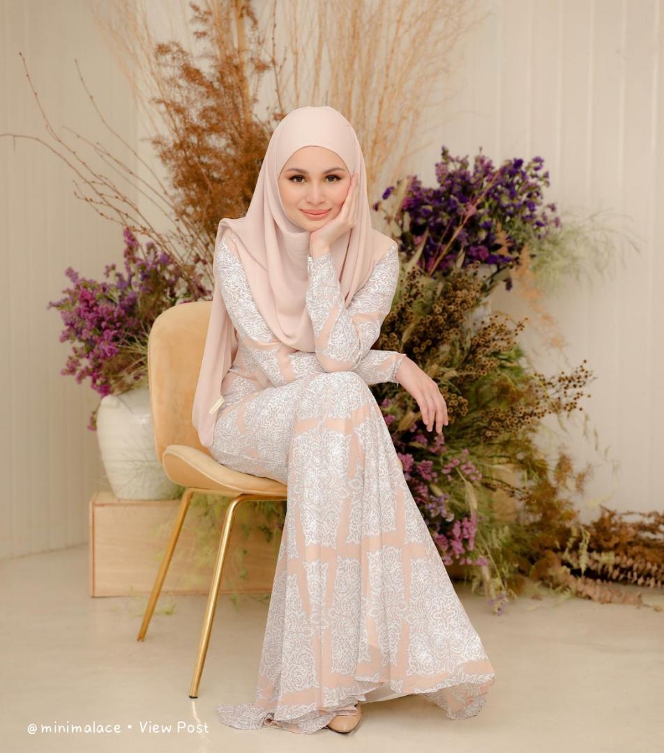 luqman_kaka's tweet image. Assalamualaikum warga shawl. Nak tanya korang, siapa tahu tutorial pakai shawl macam izara ni? Isteri aku kata nak pakai gaya ni raya nanti 😅 dah dua hari dia cari tutorial tak jumpa sampai badmood .. Demi isteri tercinta, please gais help me.