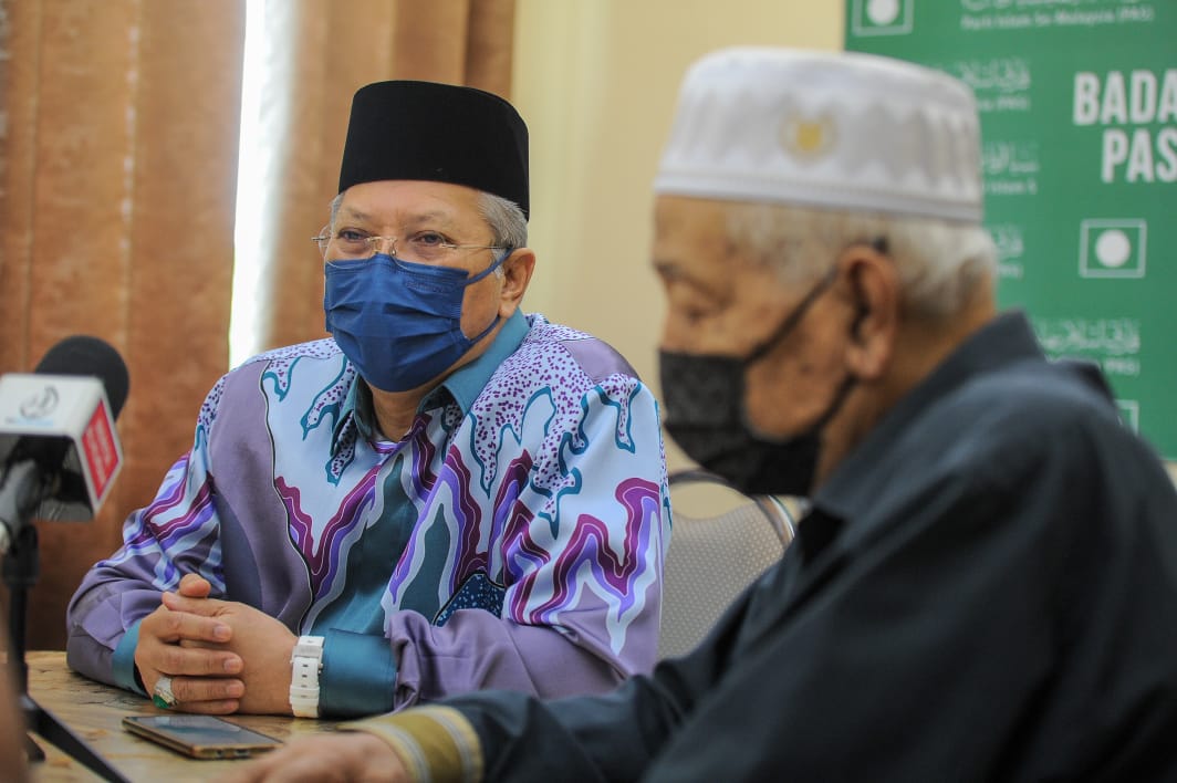 AnnuarMusa's tweet photo. Hari ini di Perlis.Insyaallah mengadap yg dikasehi DYMM Tuanku Raja Perlis di Istana Arau ptg ini.Tadi saya kunjungi Mursyidul Am Pas Tok Guru Ustaz Hashim Jasin di Pejabat PAS Perlis.Kunjungan sempena Ramadhan dan semoga kukuh ukhuwah Islamiah serta muafakat umno-pas..insyaallah https://t.co/CIoUbkbD4p